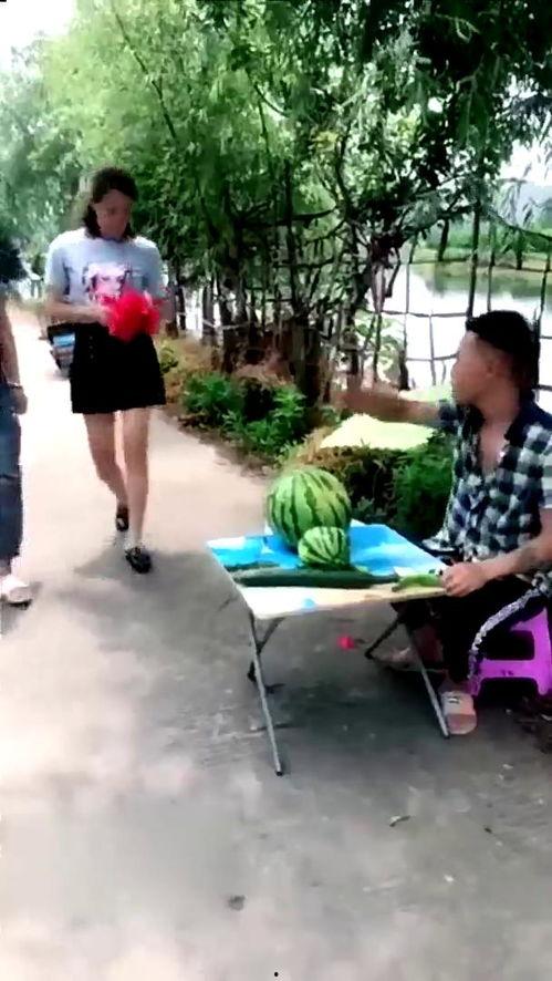 卖瓜老板现场吃瓜视频,揭秘卖瓜老板的瓜果新鲜秘诀！  第1张
