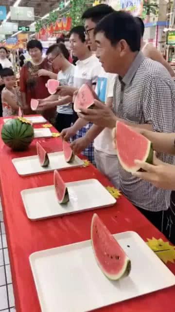 集体吃瓜凑热闹,共享欢乐时光  第1张