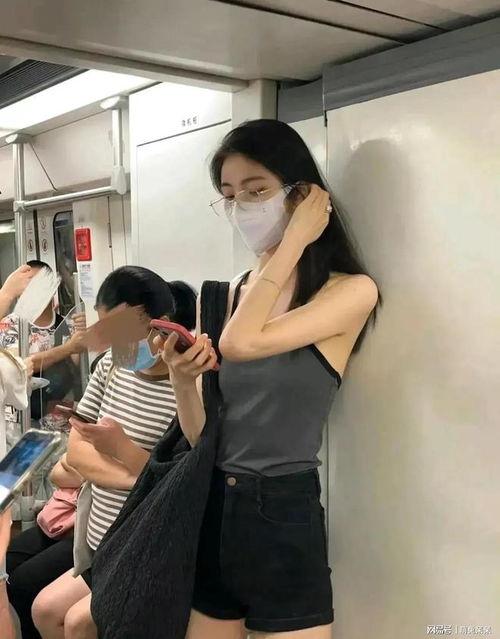 地铁女生ai吃瓜,揭秘都市生活里的趣味瞬间