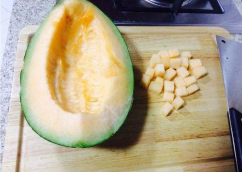 小猪吃哈密瓜照片,与哈密瓜的甜蜜邂逅