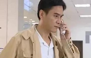 大哥火车上吃瓜,意外成为车厢焦点