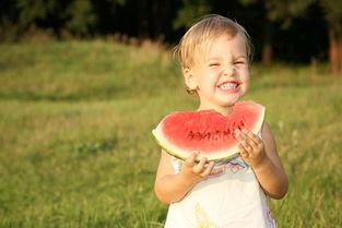 夏天吃瓜的宝宝  第1张