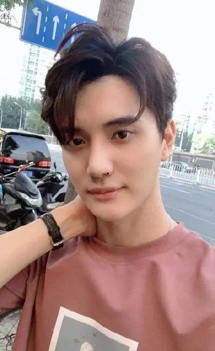 杨咩咩吃瓜,揭秘娱乐圈幕后故事 第2张 杨咩咩吃瓜,揭秘娱乐圈幕后故事 第2张