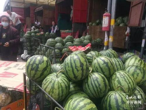 卖西瓜群众吃瓜,共享丰收喜悦  第3张