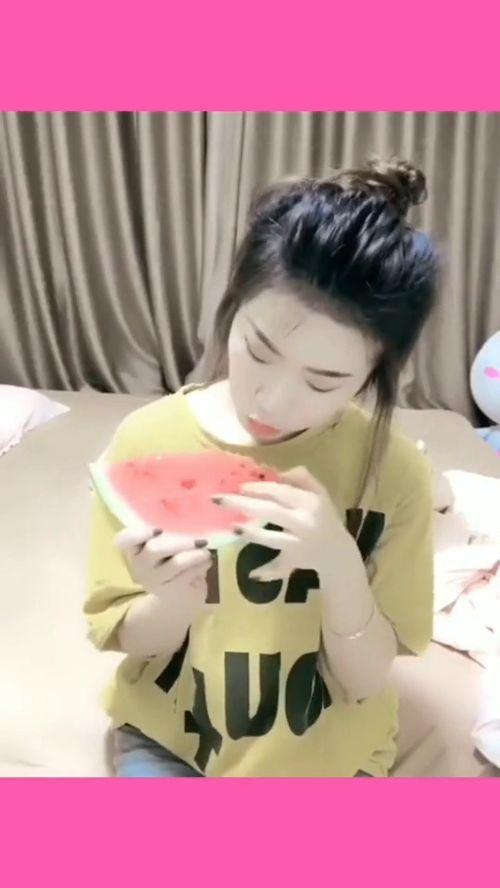 女生发吃瓜,一场女生间的吃瓜盛宴  第1张