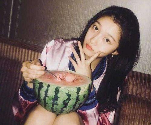 女生发吃瓜,一场女生间的吃瓜盛宴  第2张